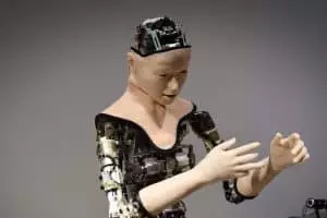 Un robot humanoïde révolutionnaire joue aux charades en mimant des instructions Un robot humanoïde révolutionnaire joue aux charades en mimant des instructions