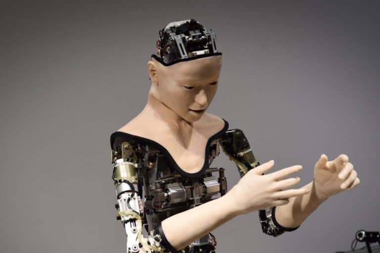 Un robot humanoïde révolutionnaire joue aux charades en mimant des instructions