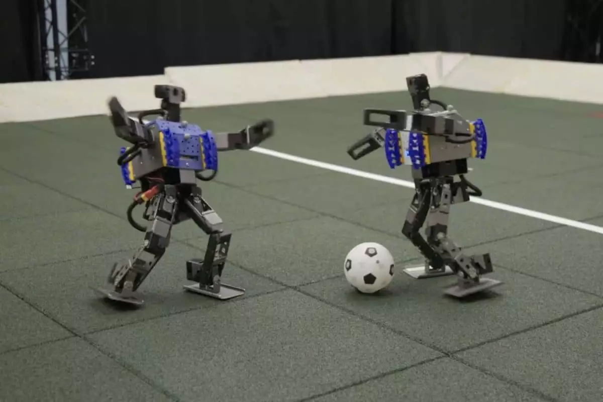 Petits mais costauds : les mini robots humanoïdes dévoilent leurs prouesses footballistiques !