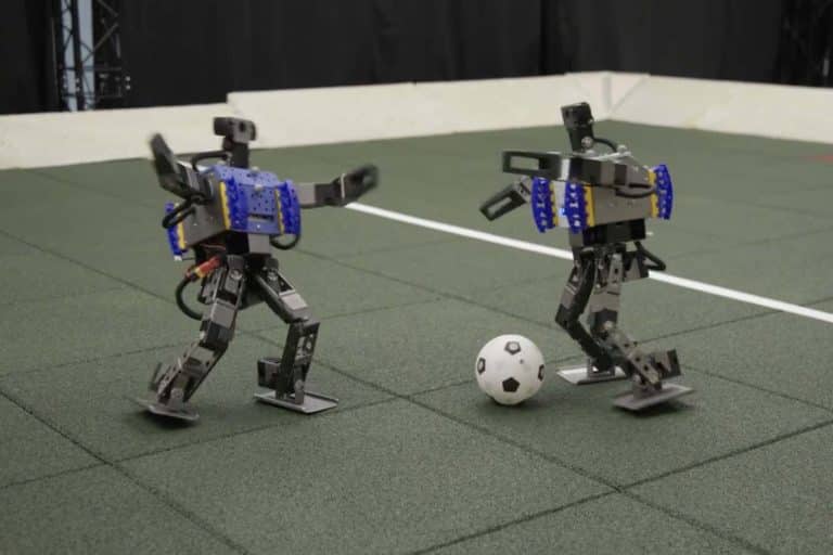 Petits mais costauds : les mini robots humanoïdes dévoilent leurs prouesses footballistiques !