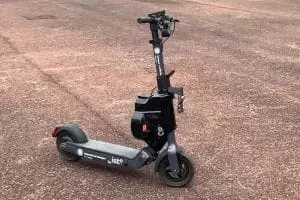 Vers une révolution urbaine : les trottinettes électriques capables de se recharger seules