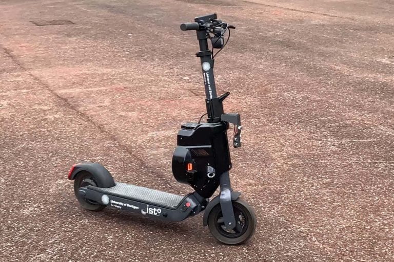 Vers une révolution urbaine : les trottinettes électriques capables de se recharger seules