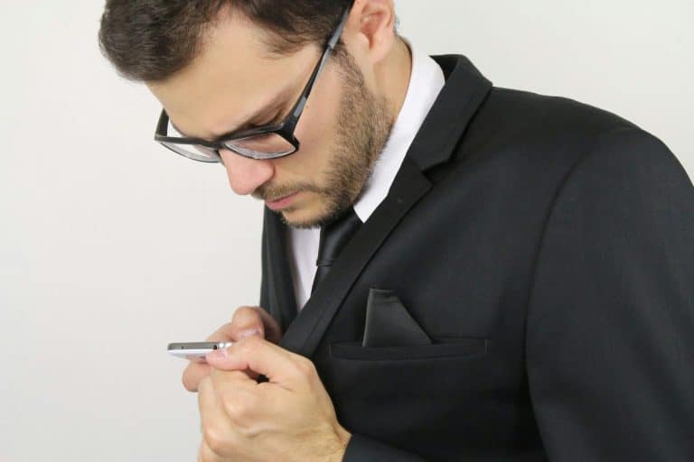Cet accessoire vous permet de téléphoner en toute discrétion, voici comment ça fonctionne