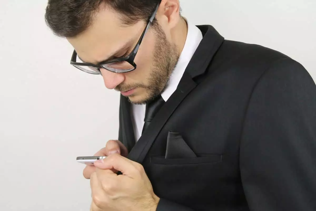 Cet accessoire vous permet de téléphoner en toute discrétion, voici comment ça fonctionne