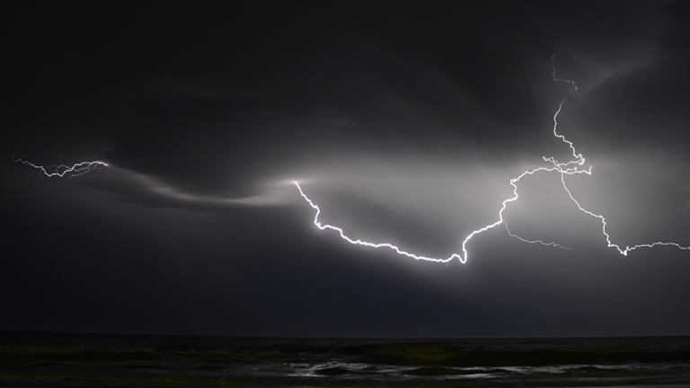 Découvrez les mystères des orages : comment se protéger de ces phénomènes naturels impressionnants