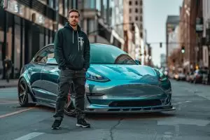 Un youtubeur transforme sa Tesla avec un moteur diesel : Comment cette modification pourrait changer la donne pour les véhicules électriques