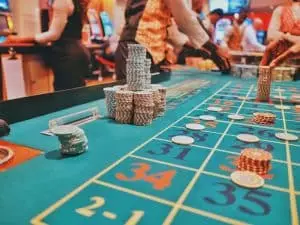 Comment Faire des Paris Sportifs sur Internet : Un Guide Complet a casino table with a lot of chips on it