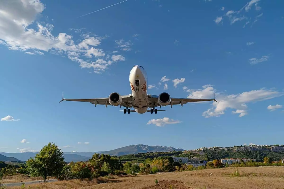 Vous ne devinerez jamais pourquoi cet avion survole perpignan à une altitude si basse