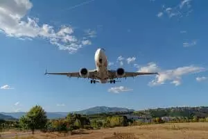 Vous ne devinerez jamais pourquoi cet avion survole perpignan à une altitude si basse