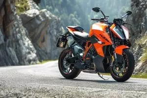 Découvrez comment la technologie transforme les motos KTM avec le freinage automatique d'urgence