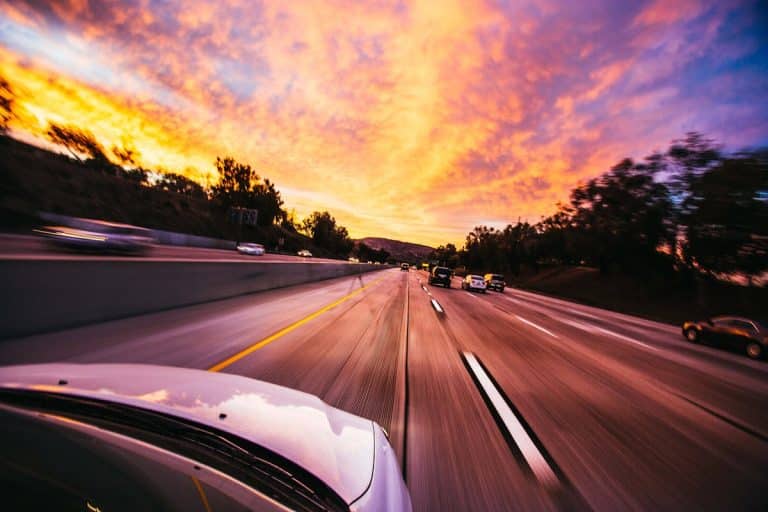 Voitures connectées : découvrez comment l&rsquo;IA change votre sécurité routière et réinvente la conduite