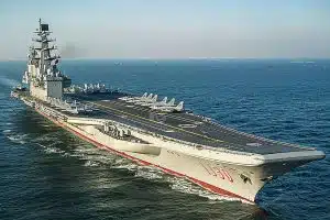 Ce gigantesque porte-avions chinois attise dangereusement les tensions en Mer de Chine méridionale Ce porte-avions chinois qui inquiète en Mer de Chine : le secret du Liaoning révélé !
