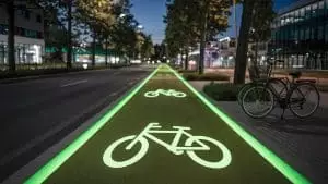 Cette peinture révolutionnaire fait disparaître les lampadaires des pistes cyclables peinture fluorescente piste cyclable