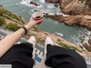 En Chine, ce café perché à 70 mètres dans une falaise attire les foules malgré des prix exorbitants