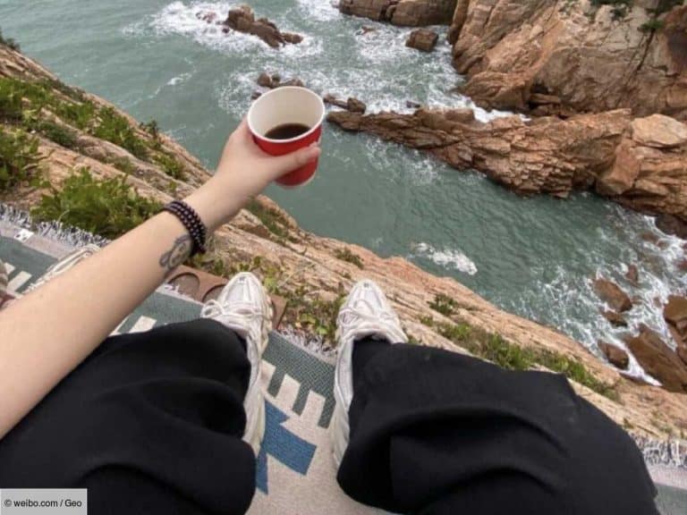 En Chine, ce café perché à 70 mètres dans une falaise attire les foules malgré des prix exorbitants