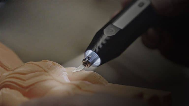Ce gadget ultrasophistiqué va bouleverser votre quotidien : le cutter ultrasonique sans fil découpe tout avec précision et devient l’outil indispensable