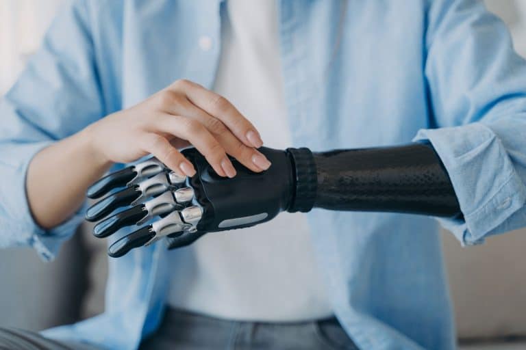 Neuralink ambitionne de connecter son implant cérébral à un bras robotisé : une avancée fascinante