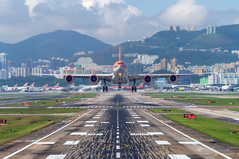 Incroyable : ces avions décollent et atterrissent en synchronisation parfaite sur trois pistes à Hong Kong