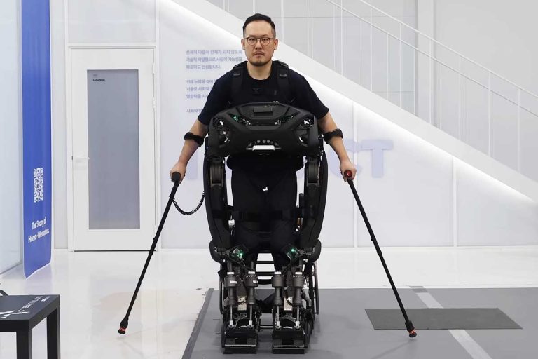 Les paraplégiques peuvent enfin marcher à 4 km/h grâce à cet exosquelette ultra-révolutionnaire qui transforme des vies