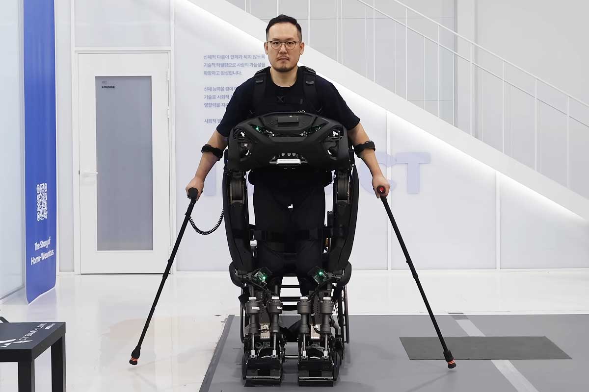 Les paraplégiques peuvent enfin marcher à 4 km/h grâce à cet exosquelette ultra-révolutionnaire qui transforme des vies