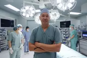 Le chirurgien qui défie la mort : préparez-vous pour la première greffe de tête humaine !