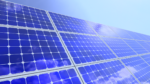 Gros plan en contre-plongée de panneaux solaires bleus alignés sous un ciel bleu clair avec quelques nuages reflétés.
