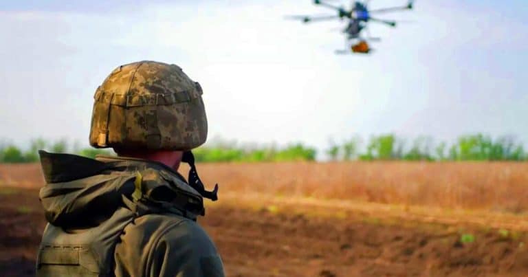 Ce drone armé d&rsquo;un laser 1 kW découpe le métal en 0,1 seconde et révolutionne le champ de bataille