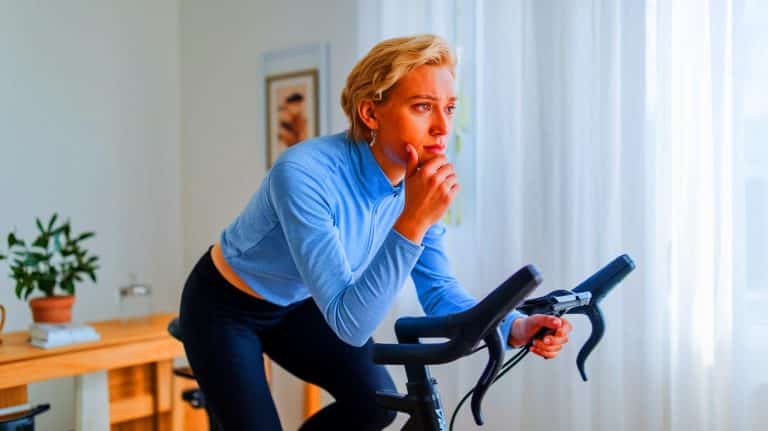 Le vélo d&rsquo;appartement booste la mémoire : la science stupéfaite par ses effets inattendus sur le cerveau
