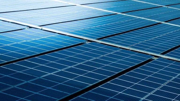 Une équipe canadienne bat des records avec des cellules solaires atteignant 2,39 V, ouvrant une nouvelle ère d’efficacité énergétique