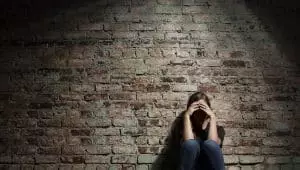 Les jeunes sont si malheureux qu’ils bouleversent ce modèle fondamental de la vie moderne Cette génération bouleverse la vie : un effondrement du bonheur chez les jeunes transforme les normes séculaires