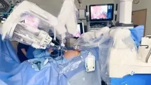 Première mondiale : deux robots chirurgiens unissent leurs forces pour une chirurgie ultra-précise et révolutionnaire