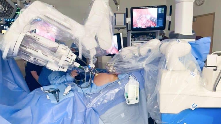 Première mondiale : deux robots chirurgiens unissent leurs forces pour une chirurgie ultra-précise et révolutionnaire