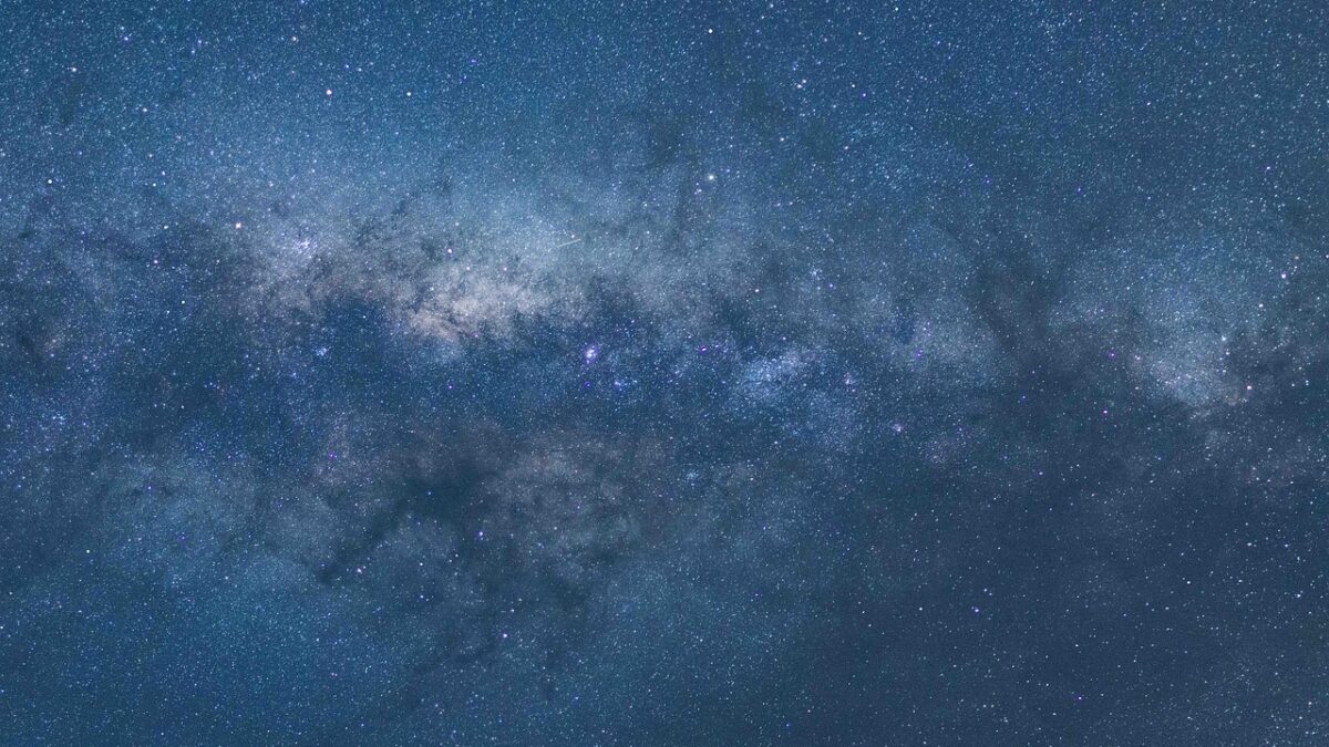 Ciel nocturne étoilé traversé par la Voie lactée, avec de sombres nuages de poussière et de nombreuses étoiles, sans personnage ni texte.