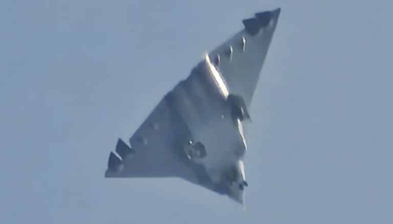 Massif et mystérieux : cet avion militaire inédit à trois moteurs aperçu en Chine intrigue le monde entier