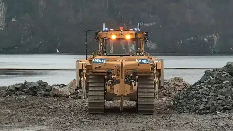 Ce bulldozer géant, unique au monde, fait partie du plus grand chantier de terrassement d&rsquo;Europe du Nord : découvrez cette incroyable machine en action
