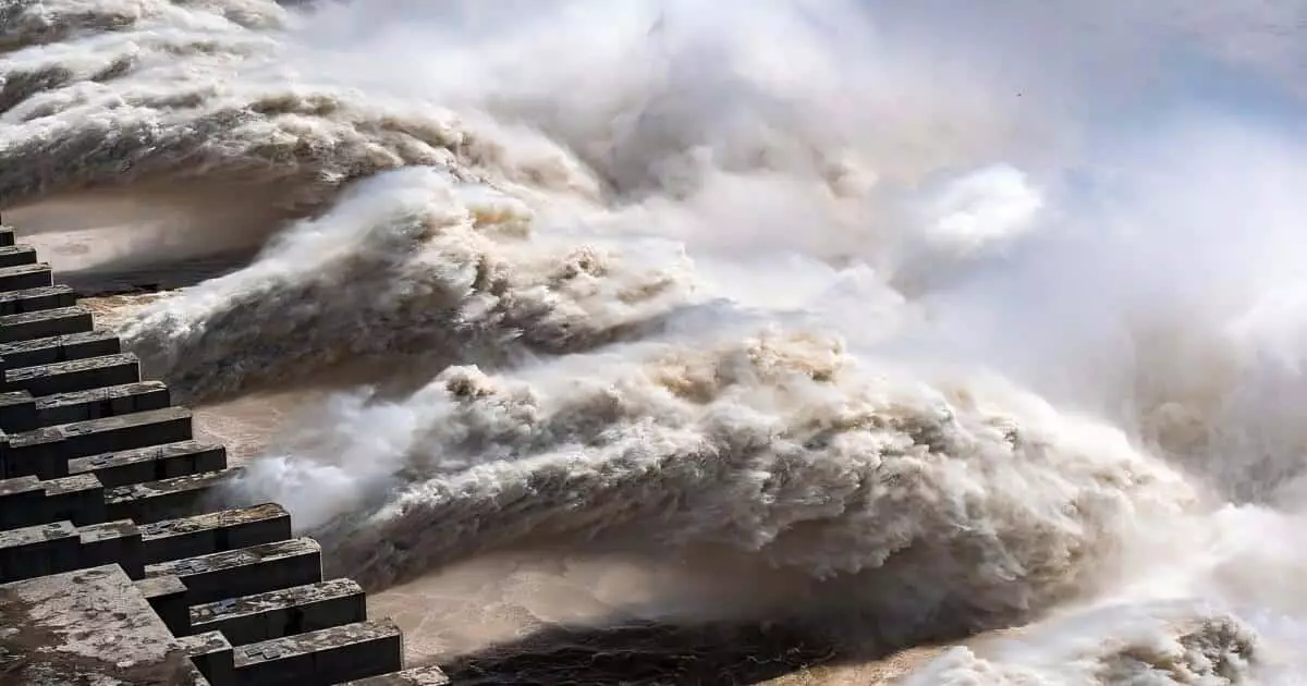 Aussi haut que la tour Eiffel et couvrant une surface 10 fois plus grande que Paris, le plus grand barrage hydroélectrique du monde est arrivé Ce barrage colossal surpassera toutes les attentes : approuvé pour devenir le plus grand du monde avec une puissance inégalée