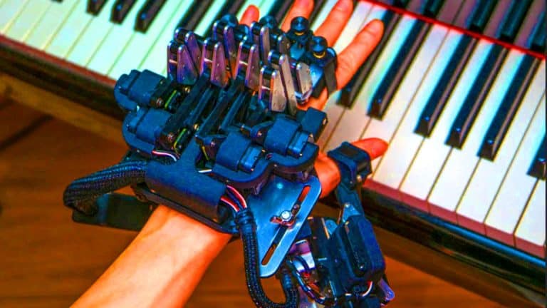 Apprendre le piano devient facile avec ce gant robotisé : 30 minutes suffisent pour booster la vitesse et la précision de vos doigts