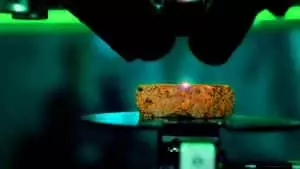 Ce microscope français révolutionnaire analyse un million d&rsquo;atomes en 15 minutes, transformant la science des matériaux