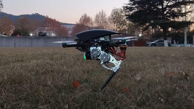 Découvrez en action le robot hybride chinois qui saute, marche et s’équilibre comme un oiseau