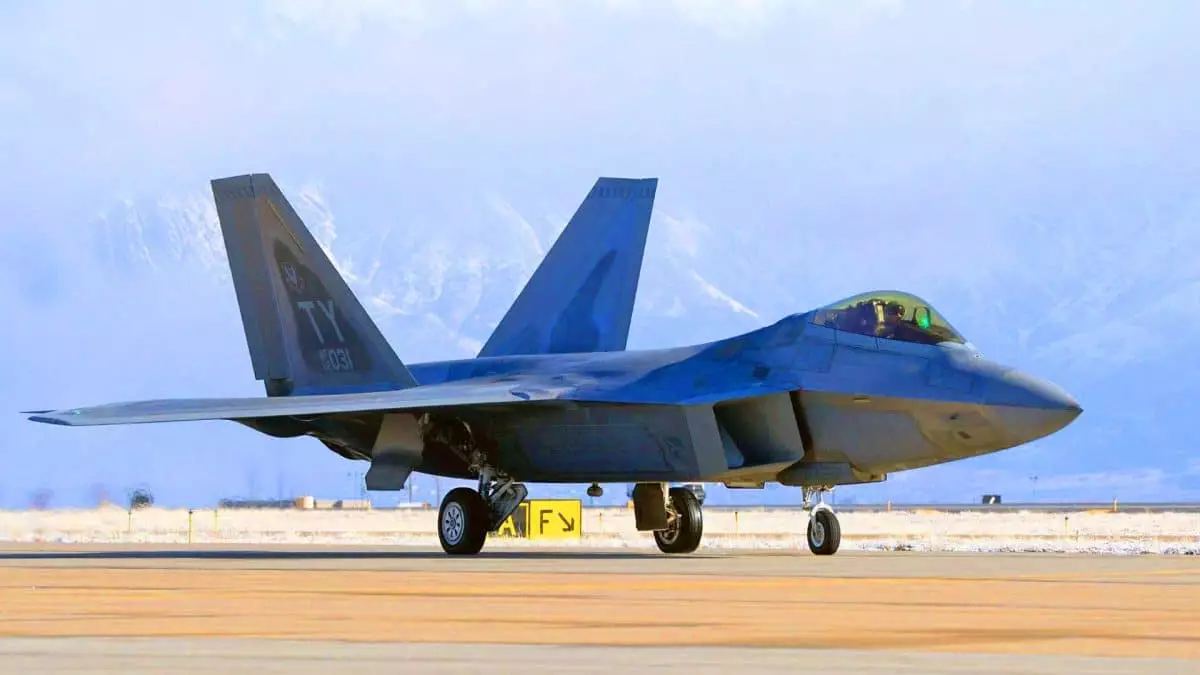 Ces F-22 Raptors redéfinissent la guerre aérienne grâce à des capteurs infrarouges ultra-performants : la domination dans les airs est assurée Ces capteurs infrarouges révolutionnaires transforment le F-22 Raptor en prédateur ultime des cieux modernes