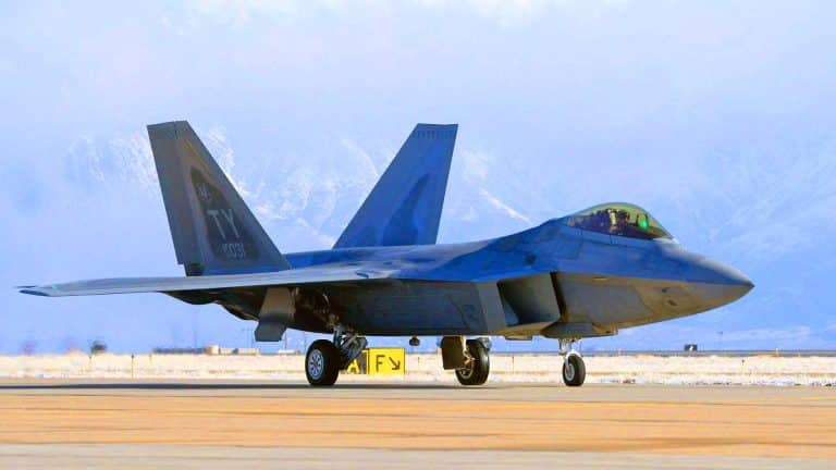 Ces F-22 Raptors redéfinissent la guerre aérienne grâce à des capteurs infrarouges ultra-performants : la domination dans les airs est assurée
