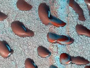 Ces dunes martiennes en forme de haricots rouges cacheraient-elles le secret de l&rsquo;eau et de la vie sur la planète rouge ?