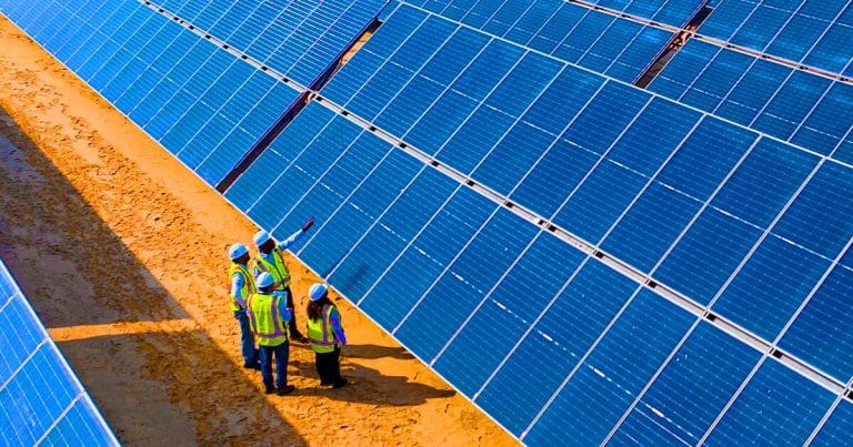 La France dépassée par l’audace des Émirats : Abu Dhabi lance le plus grand parc solaire du monde et redéfinit l’avenir de l’énergie