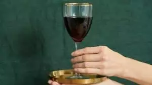 Cette étude explosive révèle comment la longueur de vos doigts pourrait prédire votre penchant pour l&rsquo;alcool