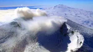 Cette fonte rapide de l&rsquo;Antarctique pourrait réveiller 100 volcans cachés, menaçant une éruption cataclysmique