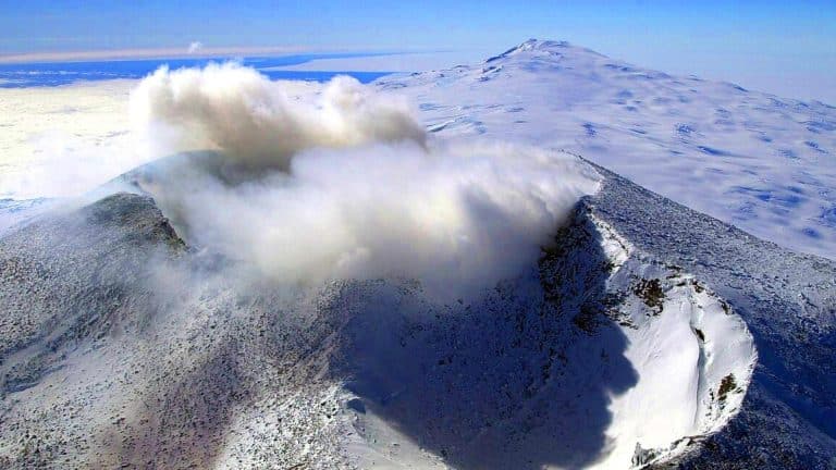 « Un danger imminent pour le monde » : la fonte rapide de l’Antarctique pourrait réveiller 100 volcans cachés sous la glace, un scénario digne de l’enfer