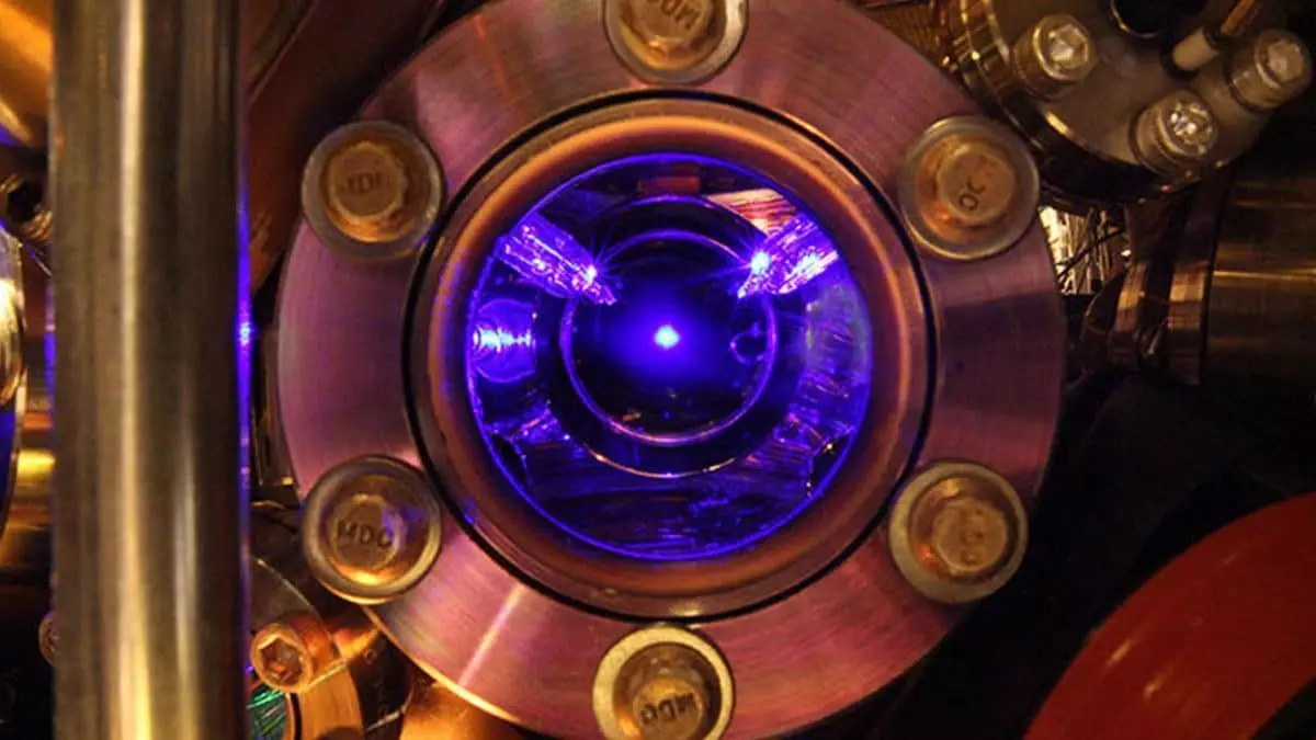 Cette horloge atomique chinoise révolutionnaire, aussi petite qu’un frigo, redéfinit la précision temporelle mondiale