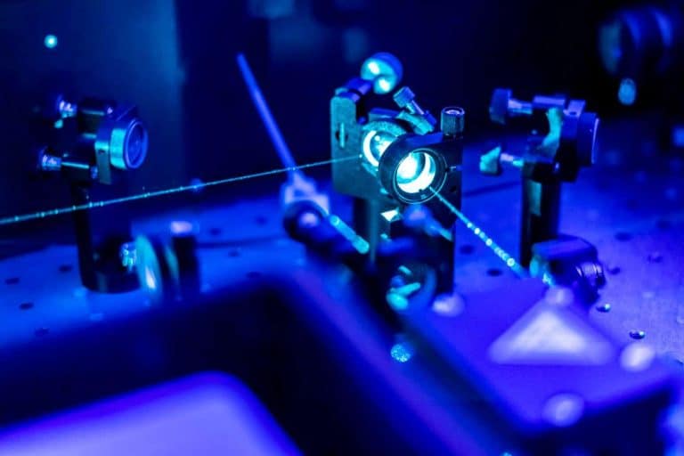 Cette lumière défie la logique : elle traverse un nuage d&rsquo;atomes avant même d&rsquo;y entrer, fascinant les scientifiques