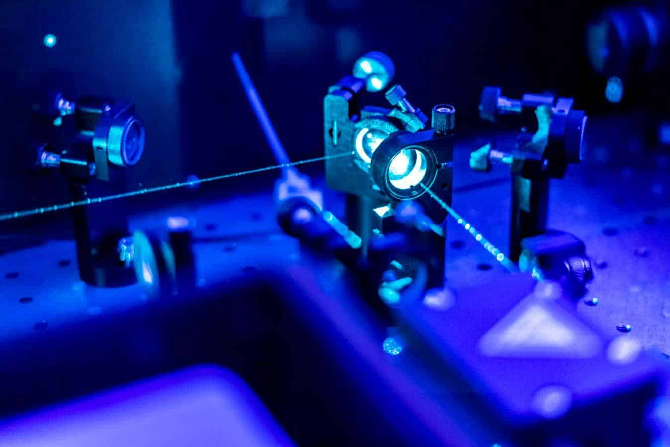 Cette lumière défie la logique : elle traverse un nuage d&rsquo;atomes avant même d&rsquo;y entrer, fascinant les scientifiques