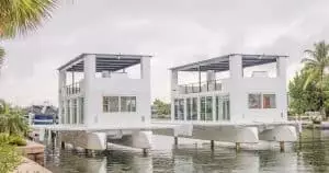 Cette maison flottante futuriste de 15 m s&rsquo;élève au-dessus des vagues pour seulement 900 000 $ : une île sur pilotis !